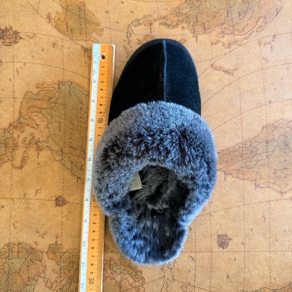 Elegant Black Fuzzy Slippers for Women - Picture 7 of 8